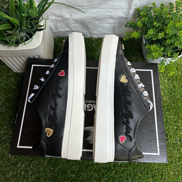 Karl Lagerfeld Paris US 7.5 EU 37.5
CATE PINS
BLACK
TUMBLED LEATHER
Like new - Picture 10 of 16